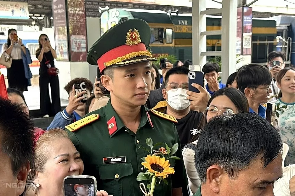 Crowds await A80 officers and soldiers at Saigon station