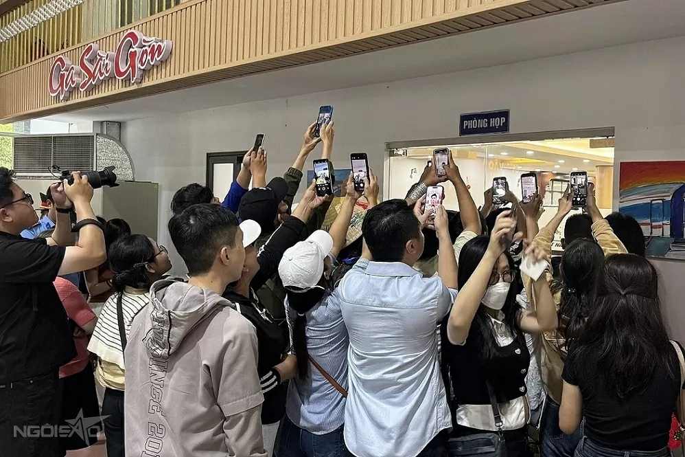 Crowds await A80 officers and soldiers at Saigon station