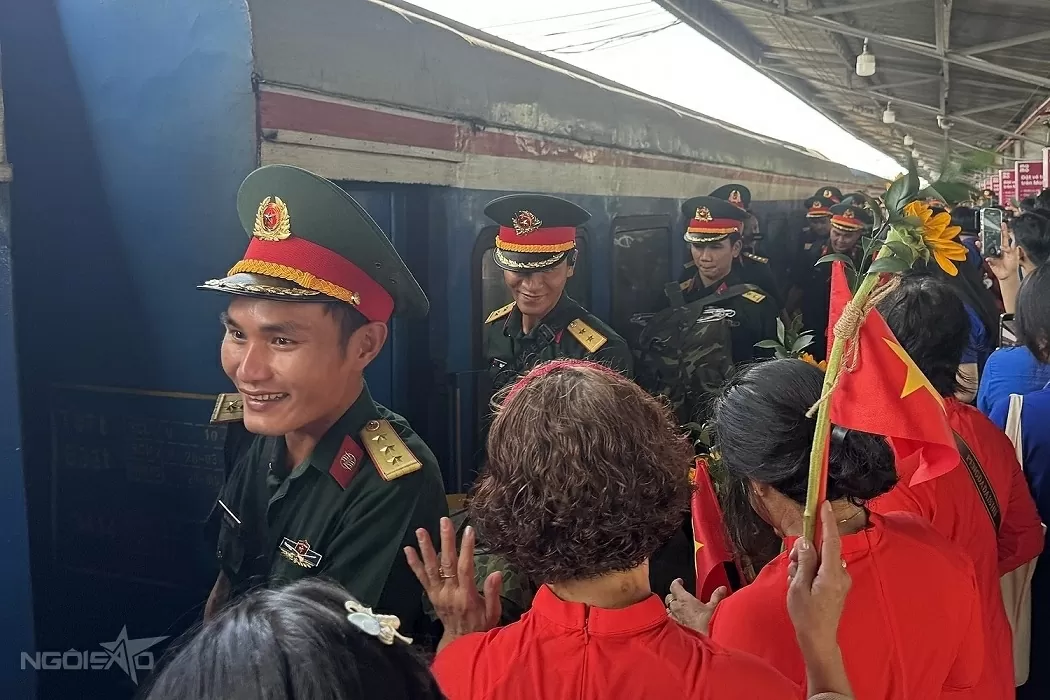Crowds await A80 officers and soldiers at Saigon station