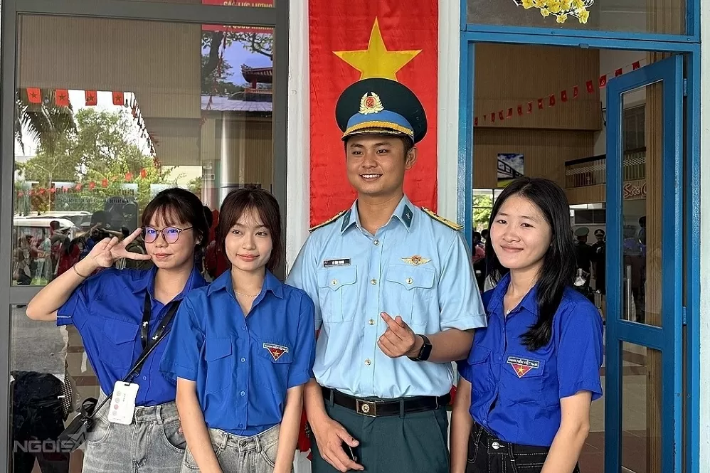 Crowds await A80 officers and soldiers at Saigon station