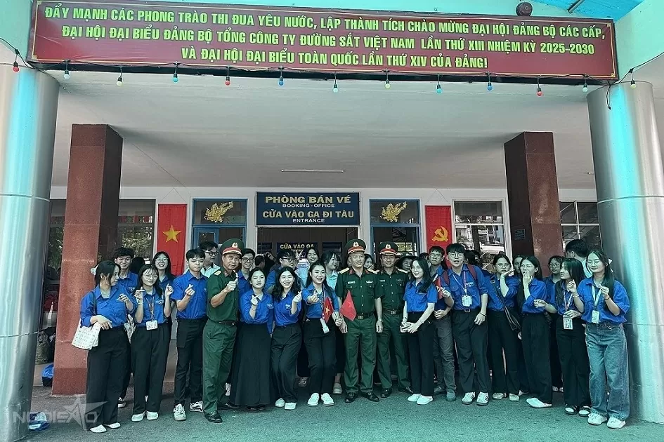 Crowds await A80 officers and soldiers at Saigon station