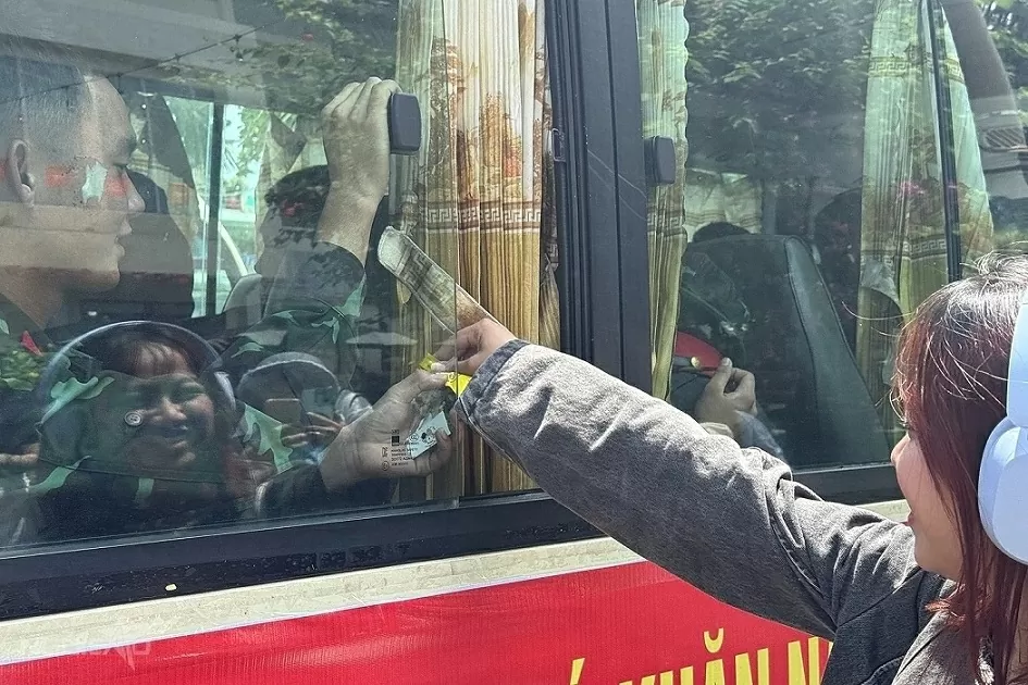Crowds await A80 officers and soldiers at Saigon station Crowds await A80 officers and soldiers at Saigon station