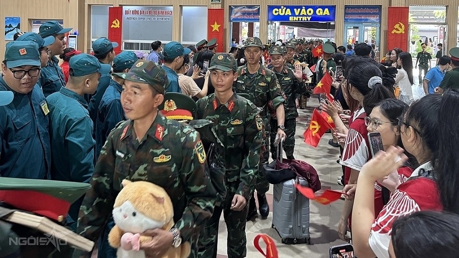 Crowds await A80 officers and soldiers at Saigon station