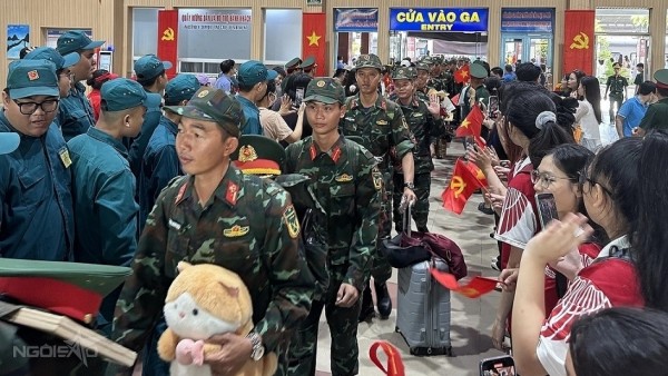 Crowds await A80 officers and soldiers at Saigon station