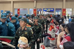 Crowds await A80 officers and soldiers at Saigon station