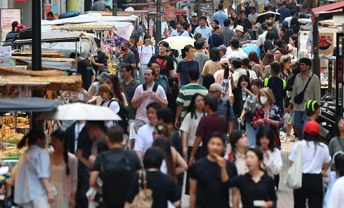 Crowds of foreign tourists and local residents fill the streets of Myeong-dong, central Seoul, Sunday. Yonhap