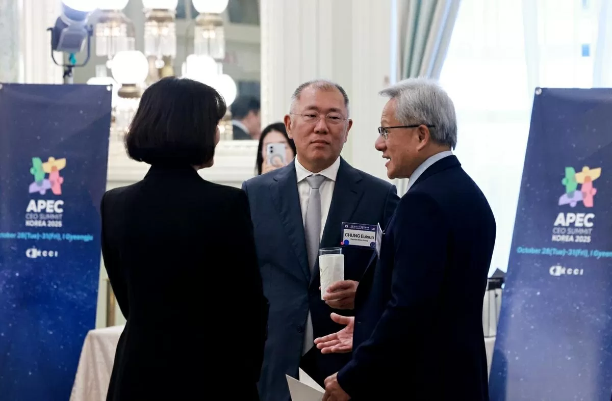Hyundai Motor Group Executive Chair Chung Euisun, center, listens as Nvidia CEO Jensen Huang, right, speaks during the Korea-U.S. Business Roundtable at the Willard InterContinental Washington, Aug. 25 (local time). (Source: Yonhap)