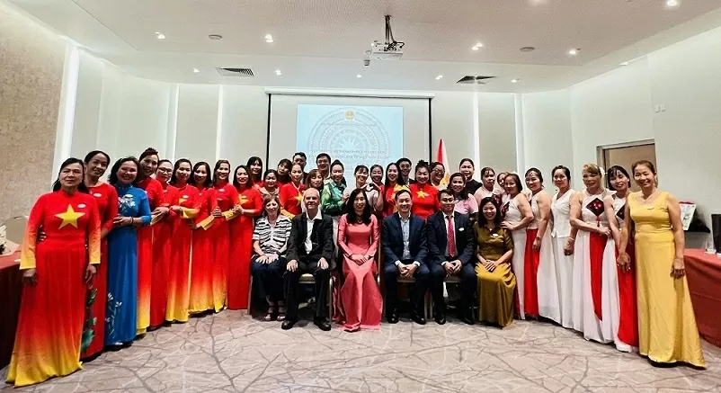 Deputy FM Le Thi Thu Hang visits Vietnamese community in Cyprus