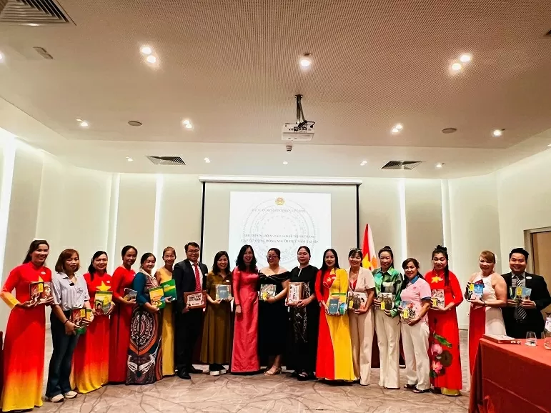 Deputy FM Le Thi Thu Hang visits Vietnamese community in Cyprus