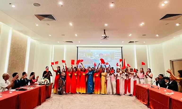 Deputy FM Le Thi Thu Hang visits Vietnamese community in Cyprus