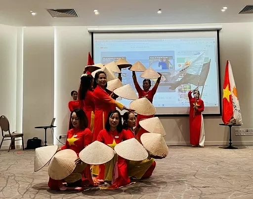 Deputy FM Le Thi Thu Hang visits Vietnamese community in Cyprus