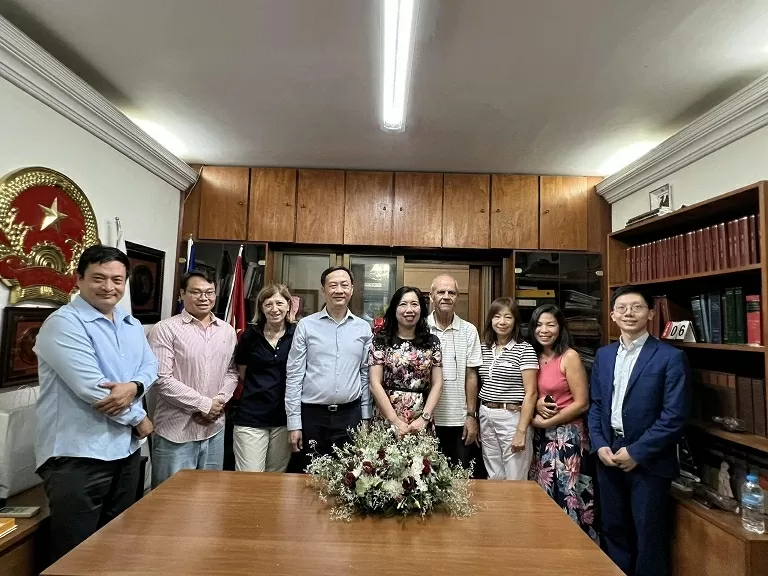 Deputy FM Le Thi Thu Hang visits Vietnamese community in Cyprus