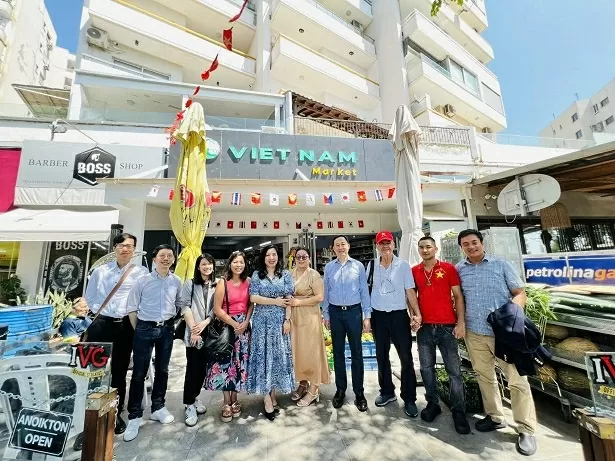 Deputy FM Le Thi Thu Hang visits Vietnamese community in Cyprus