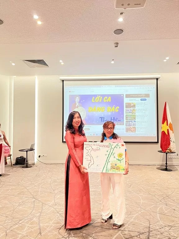 Deputy FM Le Thi Thu Hang visits Vietnamese community in Cyprus