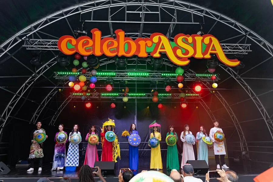 Vietnamese Ao Dai shines at Southeast Asian Cultural Festival in London Vietnamese Ao Dai shines at Southeast Asian Cultural Festival in London