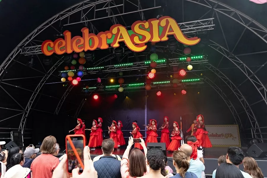 Vietnamese Ao Dai shines at Southeast Asian Cultural Festival in London Vietnamese Ao Dai shines at Southeast Asian Cultural Festival in London