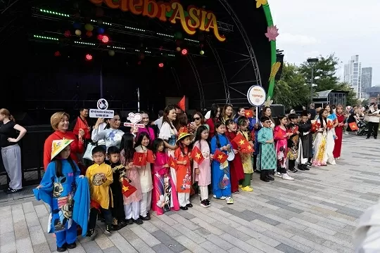 Vietnamese Ao Dai shines at Southeast Asian Cultural Festival in London Vietnamese Ao Dai shines at Southeast Asian Cultural Festival in London