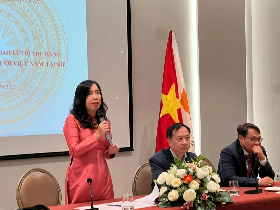 Deputy FM Le Thi Thu Hang visits Vietnamese community in Cyprus