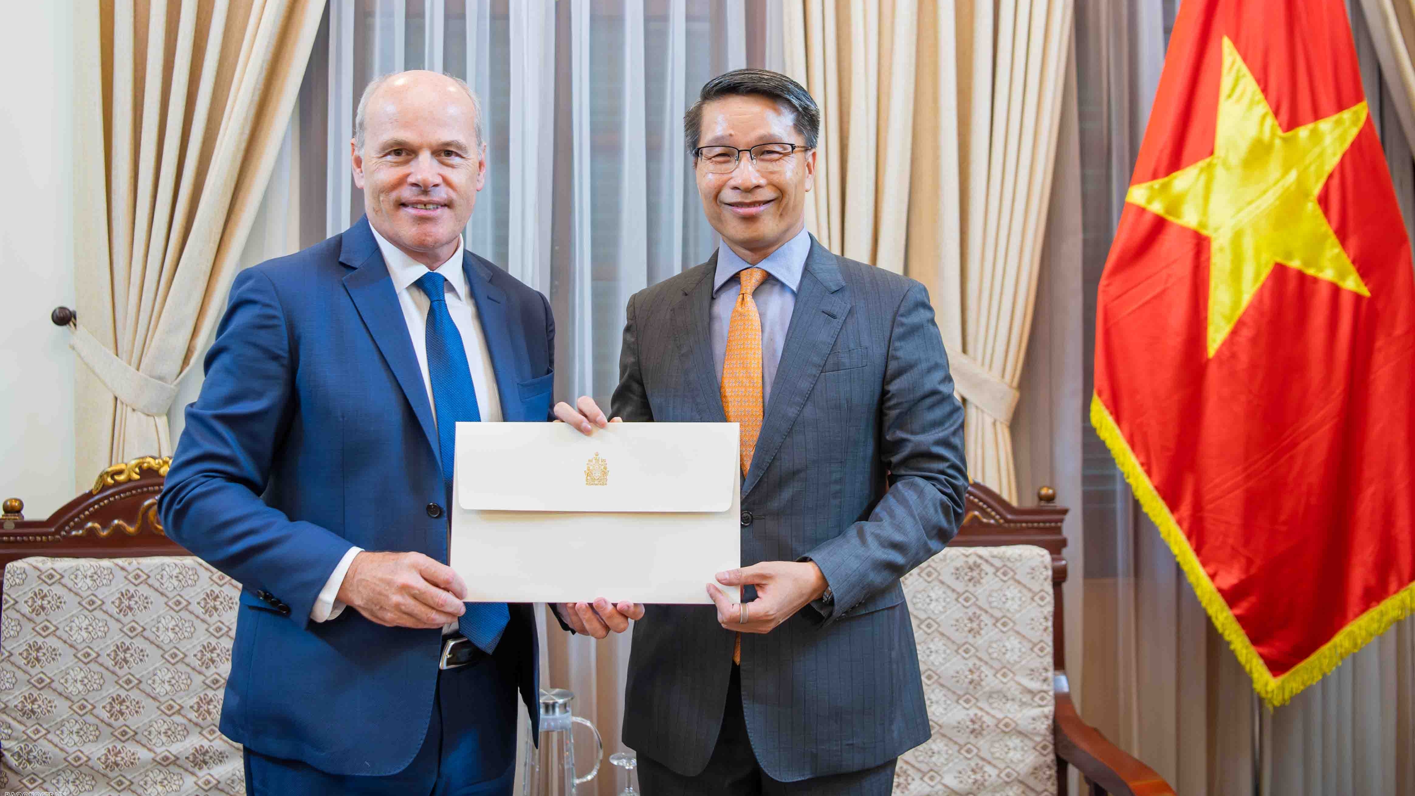 State Protocol and External Interpretation Department receives the copy of Credentials appointing Canadian Ambassador to Vietnam