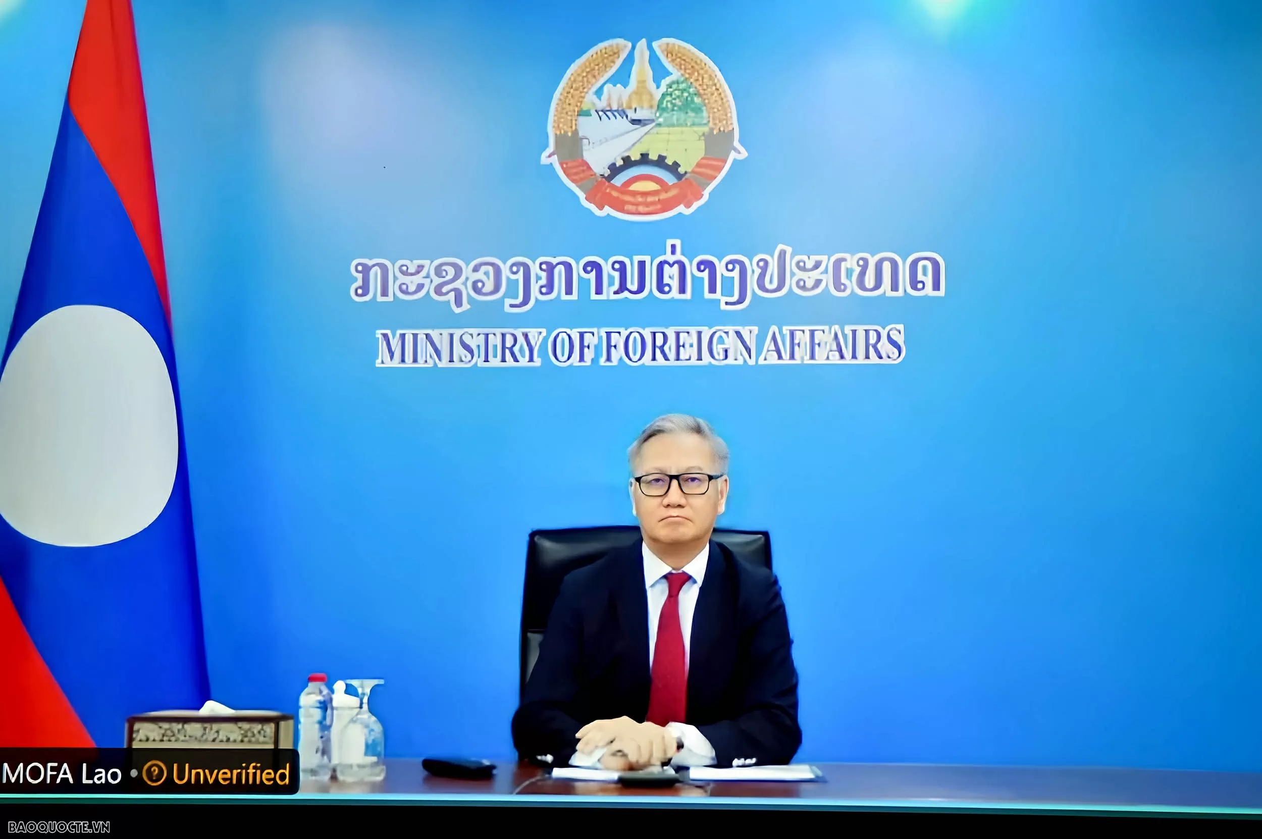 Acting FM Le Hoai Trung holds phone talks with Lao FM Thongsavanh Phomvihane