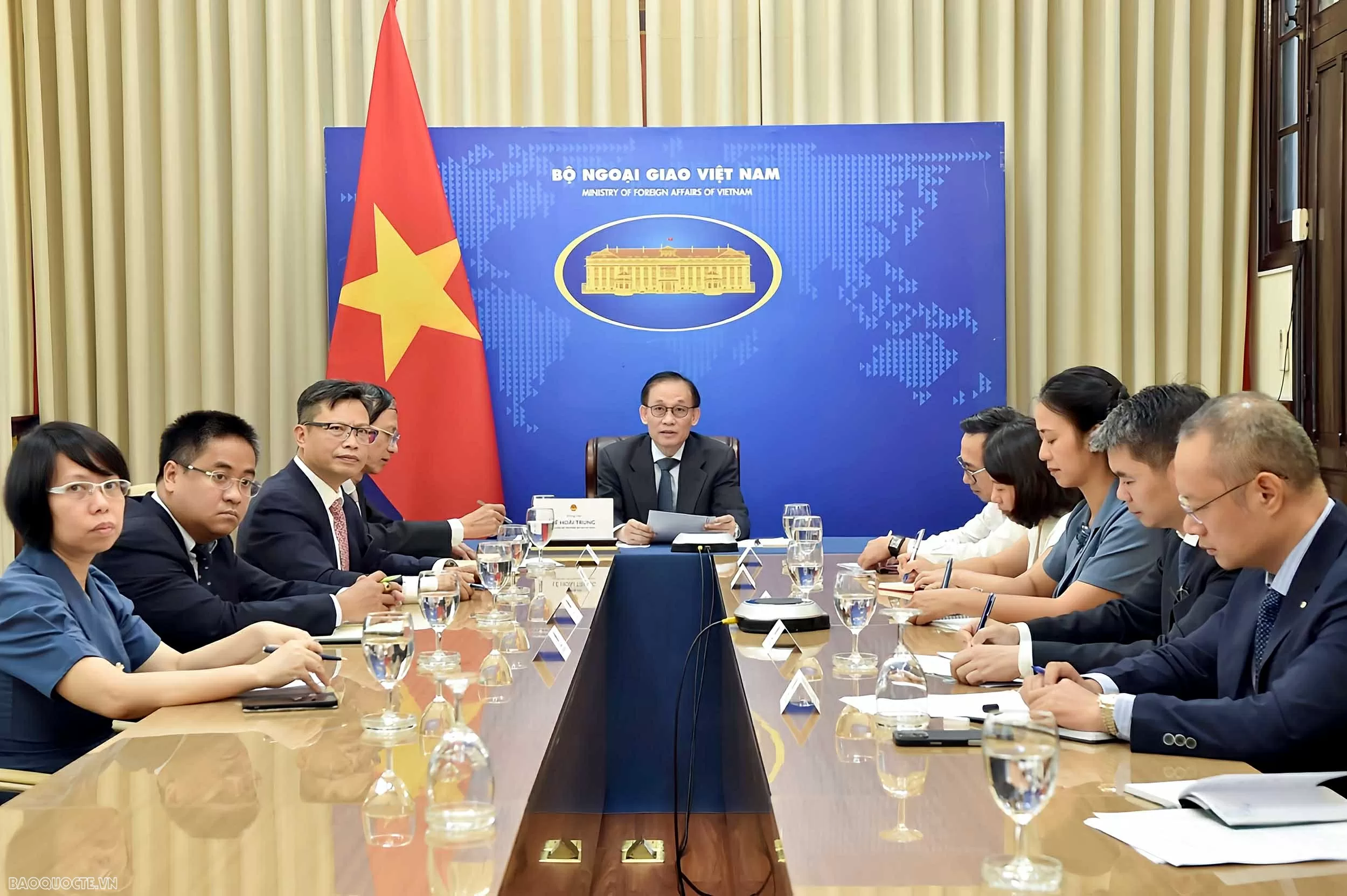 Acting FM Le Hoai Trung holds phone talks with Lao FM Thongsavanh Phomvihane