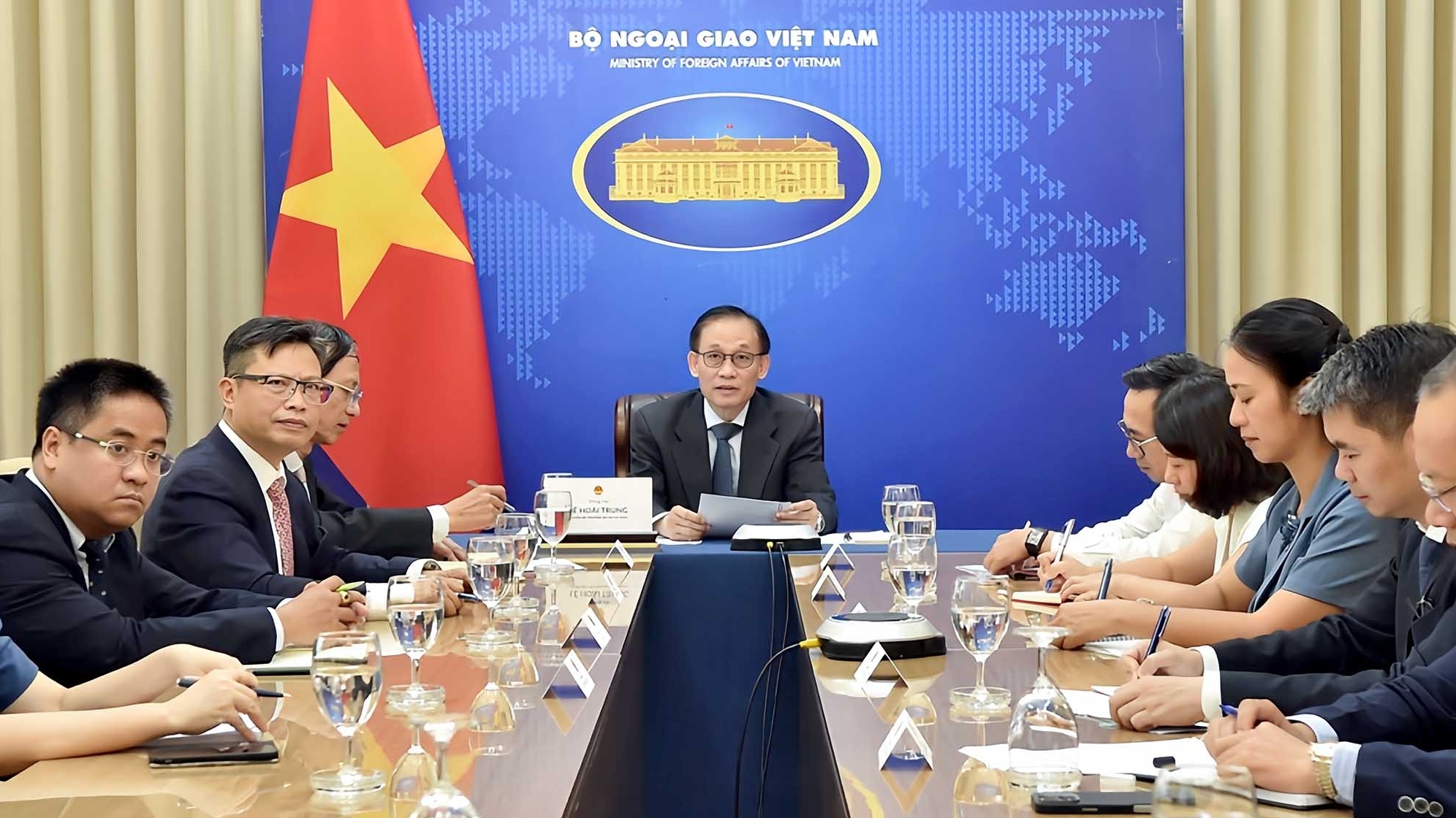 Acting FM Le Hoai Trung holds phone talks with Lao FM Thongsavanh Phomvihane