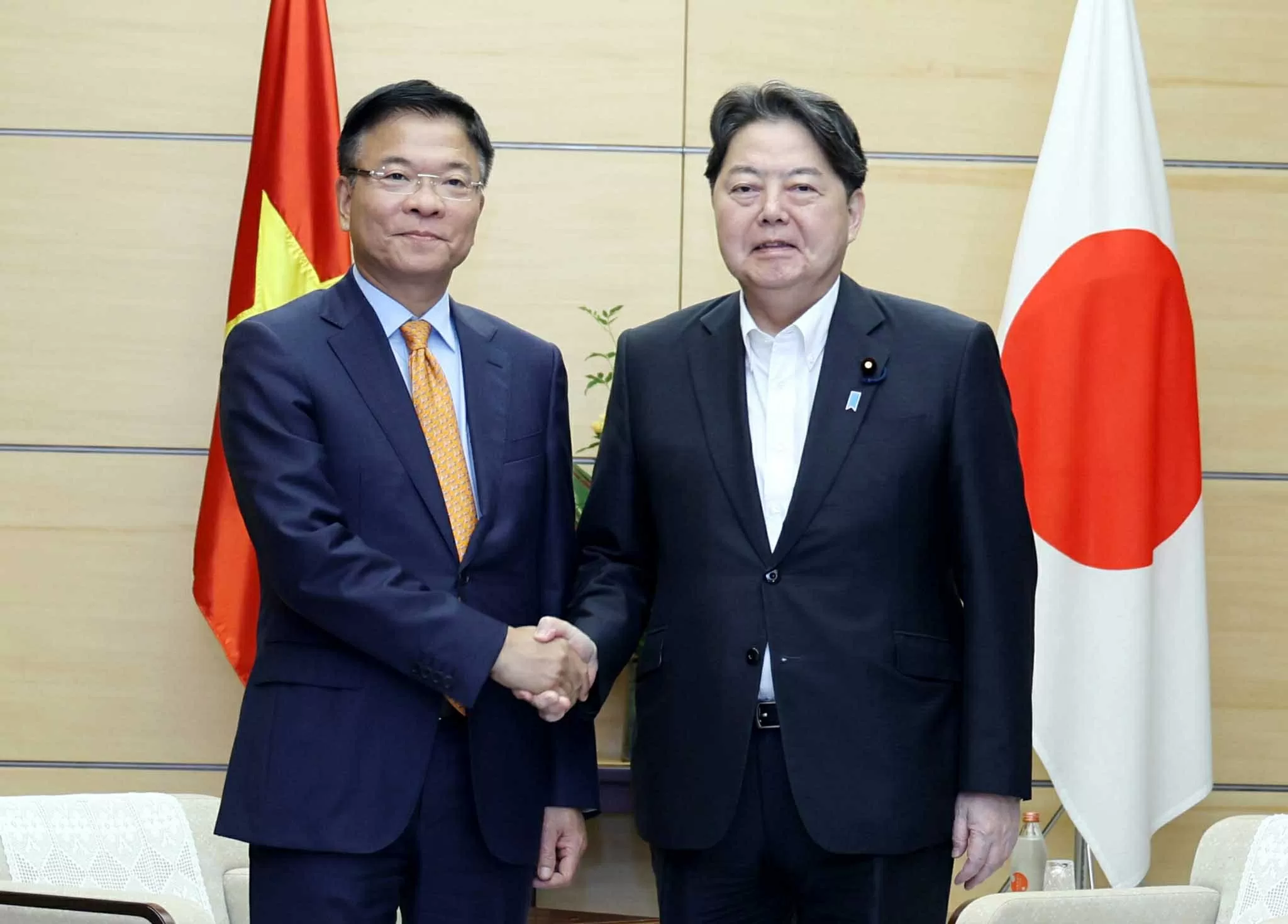Deputy PM Le Thanh Long meets key Japanese leaders