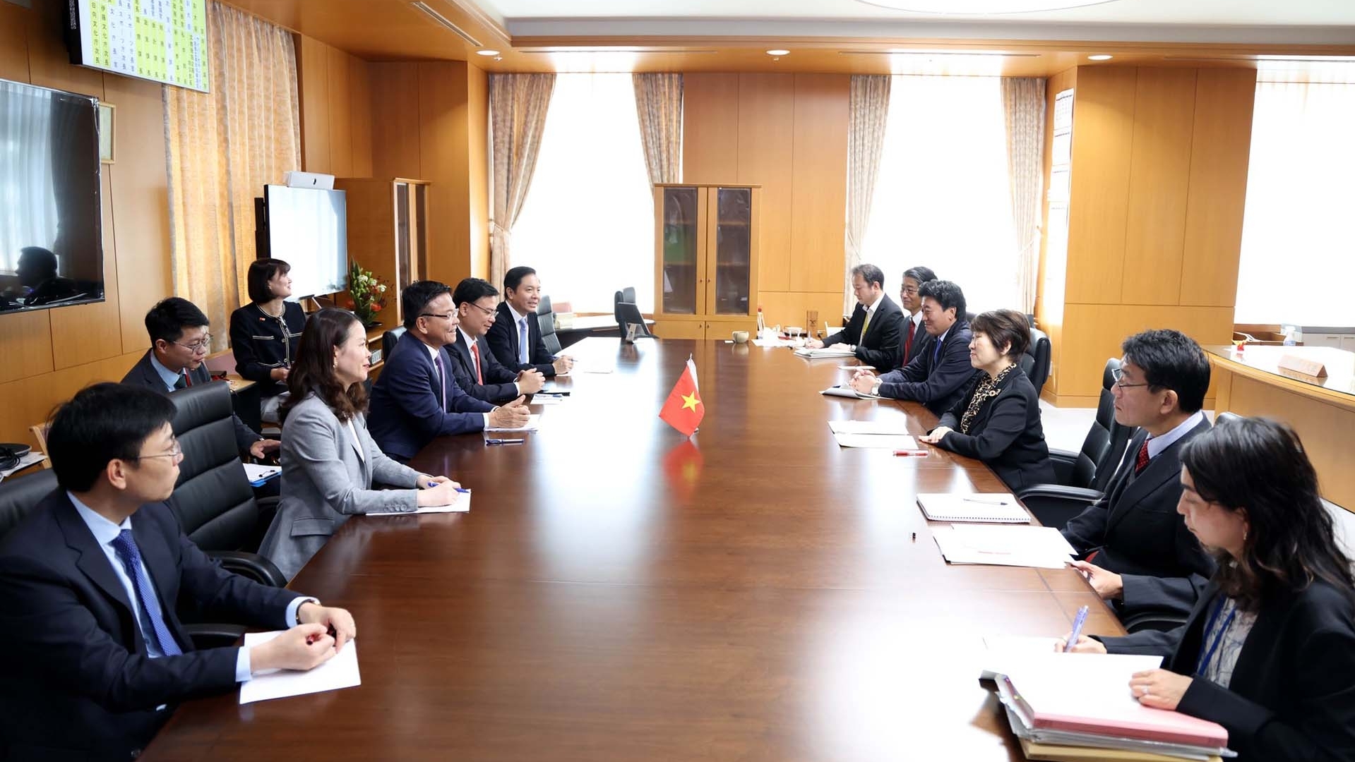 Deputy PM Le Thanh Long meets with Japanese officials