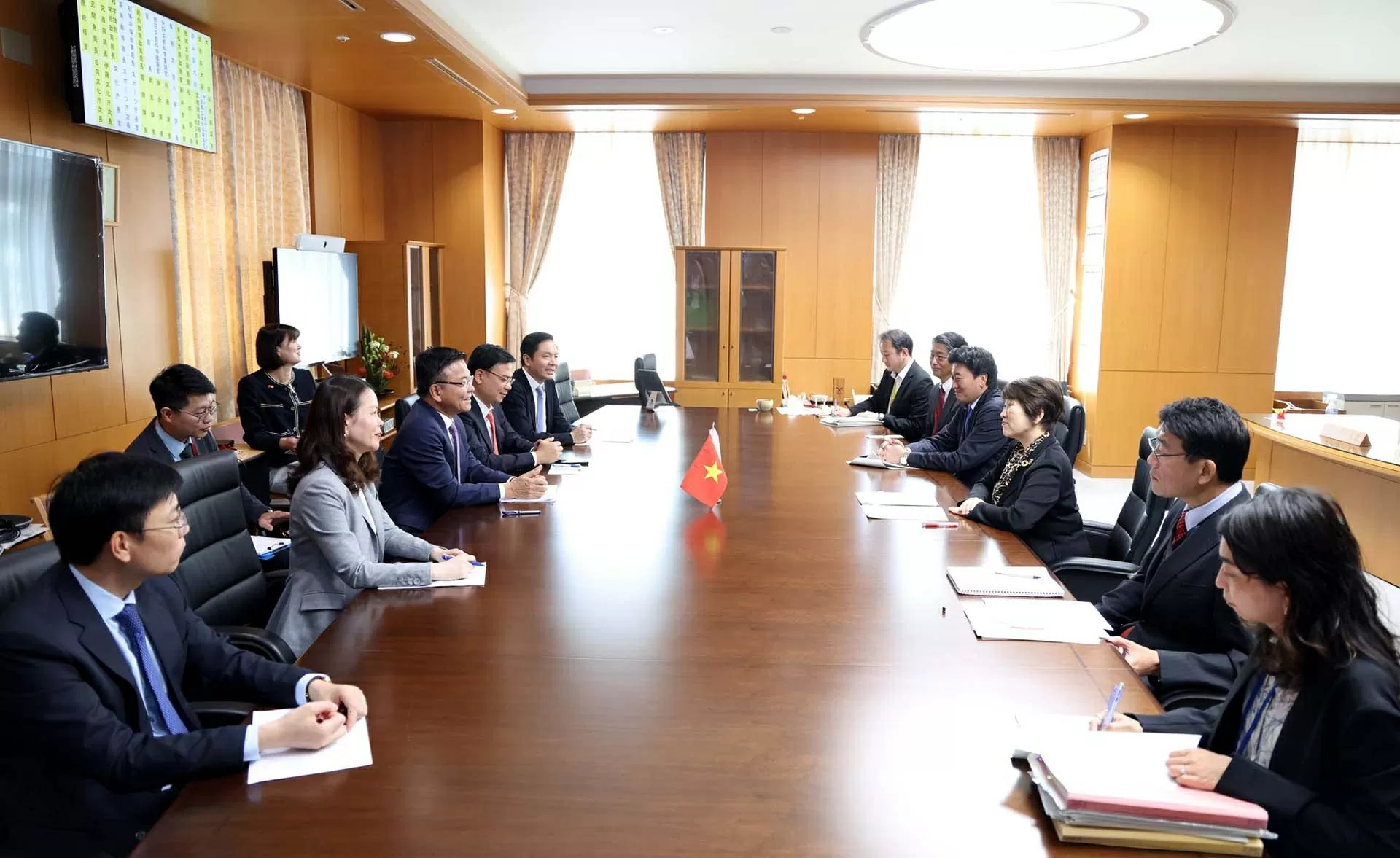 Deputy PM Le Thanh Long meets with Japanese officials