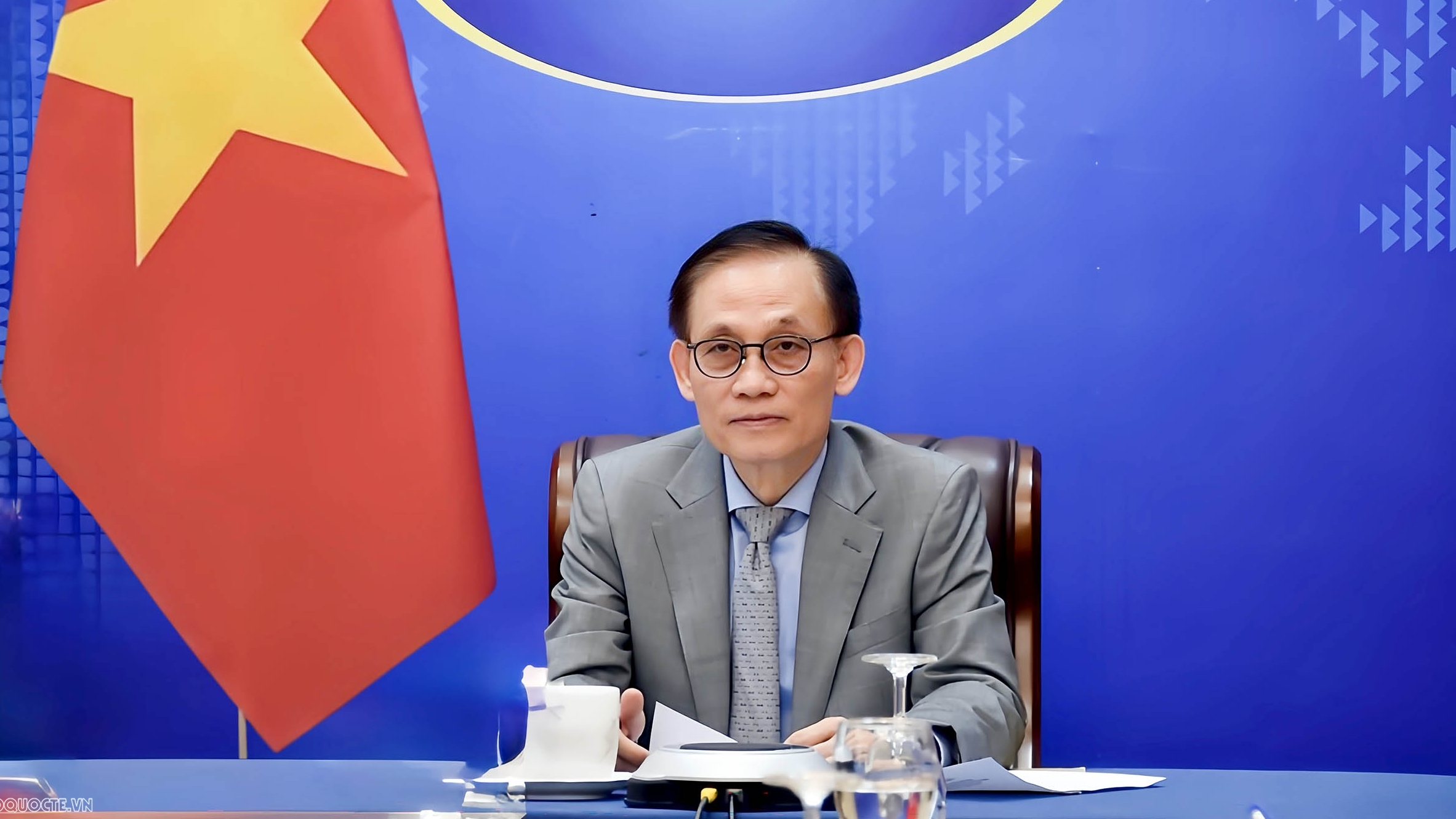 Acting FM Le Hoai Trung holds phone talks with Cambodian Deputy PM, FM Prak Sokhonn