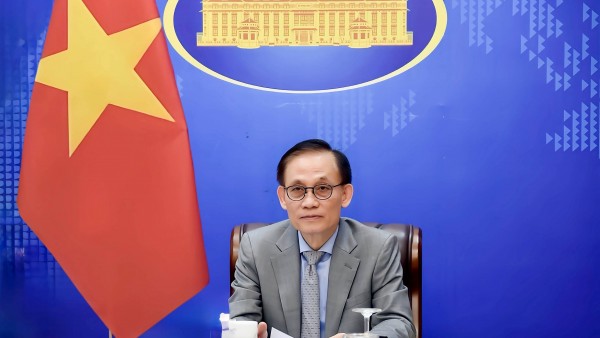 Acting FM Le Hoai Trung holds phone talks with Cambodian Deputy PM, FM Prak Sokhonn