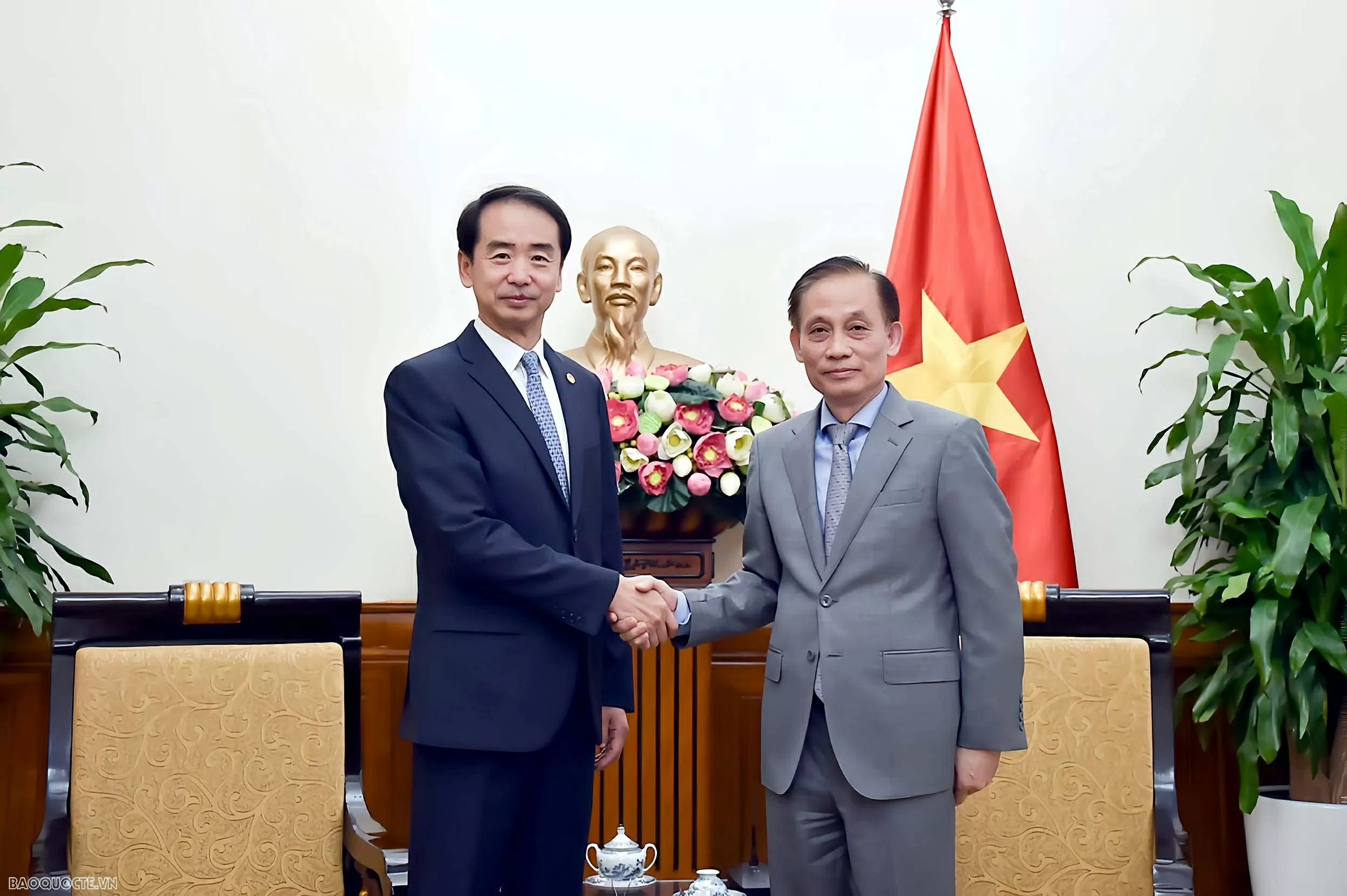 Acting Minister of Foreign Affairs Le Hoai Trung receives Chinese Ambassador to Vietnam He Wei Acting Minister of Foreign Affairs Le Hoai Trung receives Chinese Ambassador to Vietnam He Wei