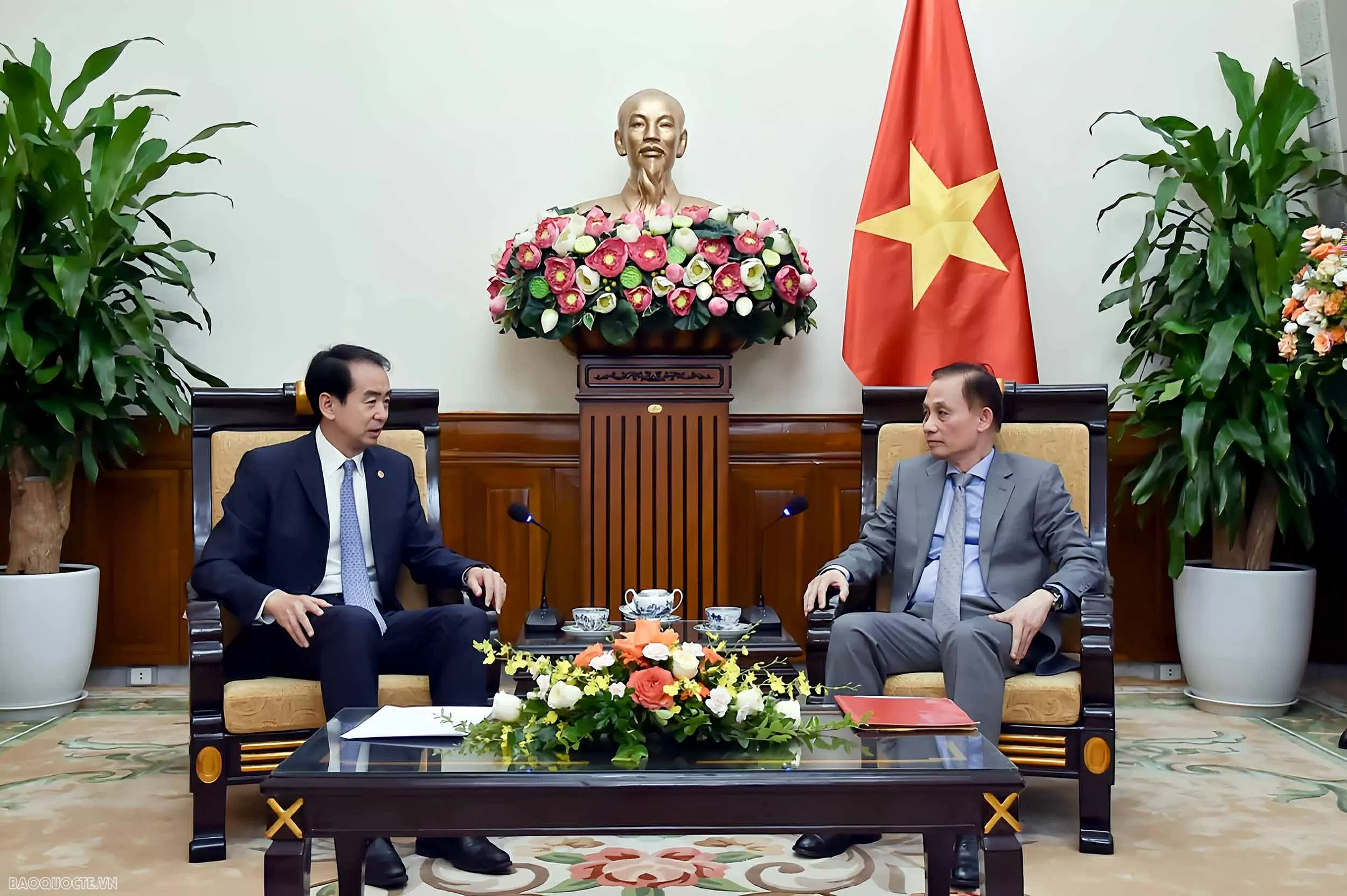 Acting Minister of Foreign Affairs Le Hoai Trung receives Chinese Ambassador to Vietnam He Wei