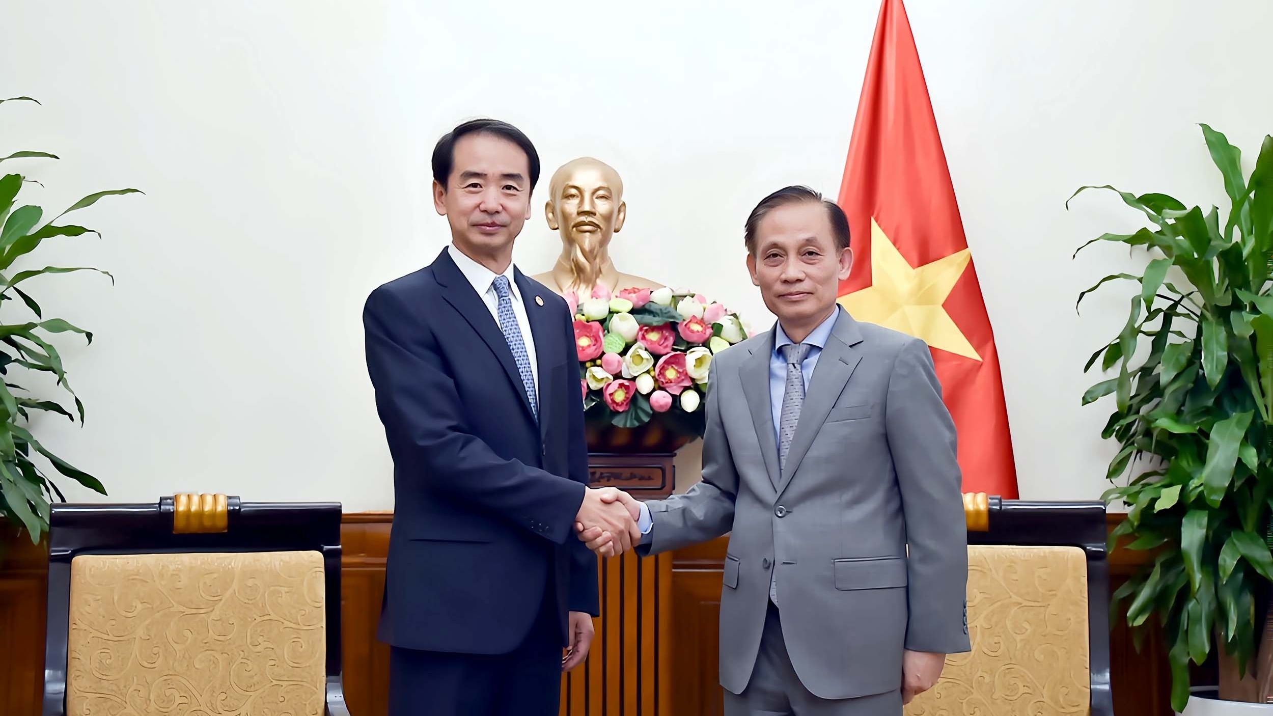 Acting Minister of Foreign Affairs Le Hoai Trung receives Chinese Ambassador to Vietnam He Wei