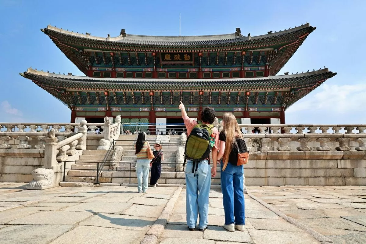 International visitors explore Gyeongbok Palace in central Seoul in this provided photo. Courtesy of Korea Tourism Organization International visitors explore Gyeongbok Palace in central Seoul in this provided photo. Courtesy of Korea Tourism Organization