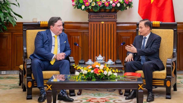 Acting Foreign Minister Le Hoai Trung receives U.S. Ambassador Marc Knapper