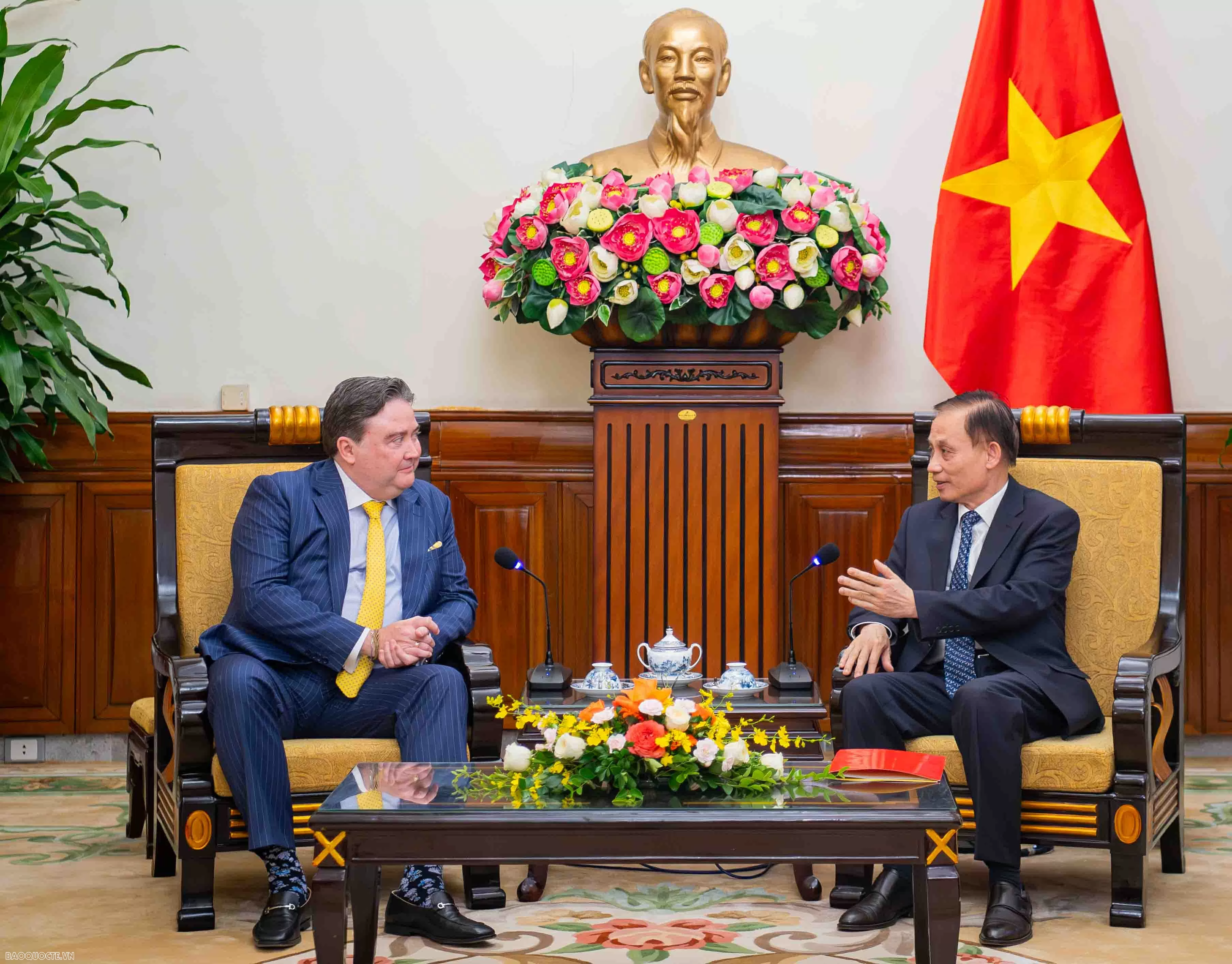 Acting Foreign Minister Le Hoai Trung receives U.S. Ambassador Marc Knapper