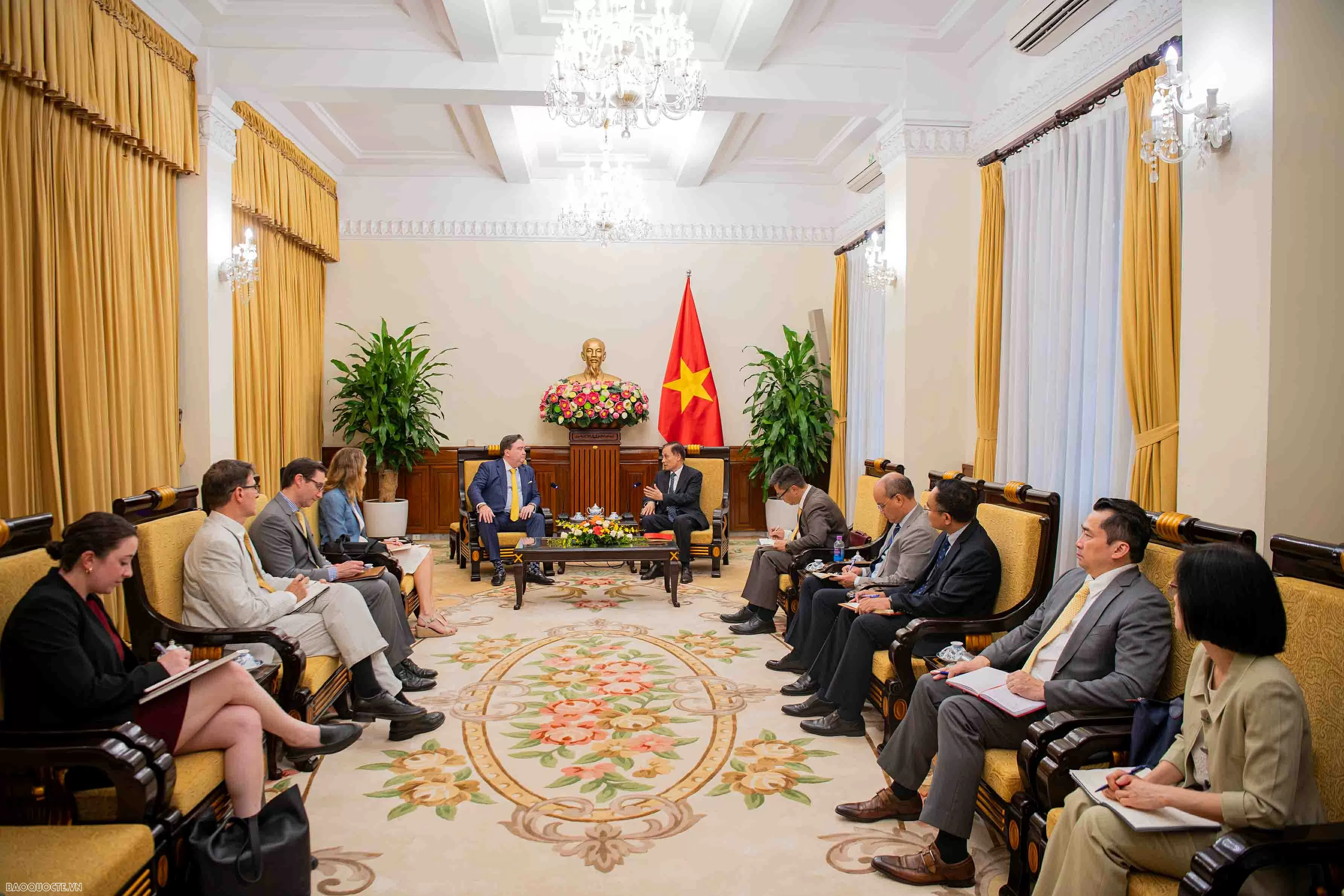Acting Foreign Minister Le Hoai Trung receives U.S. Ambassador Marc Knapper