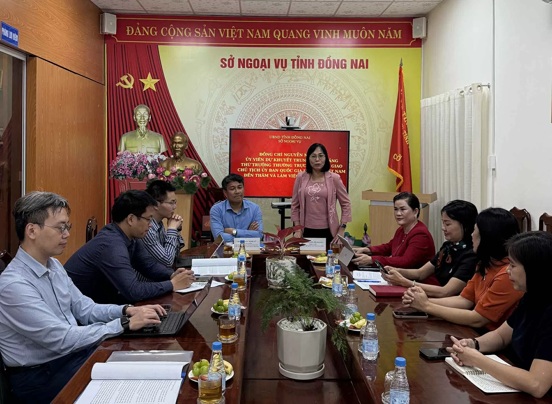 Standing Deputy Minister of Foreign Affairs Nguyen Minh Vu visits and works with Dong Nai province's Department of Foreign Affairs