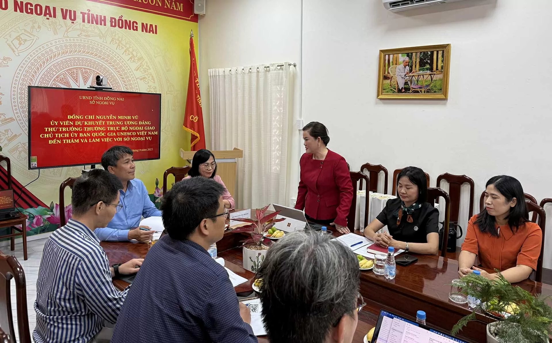 Standing Deputy Minister of Foreign Affairs Nguyen Minh Vu visits and works with Dong Nai province's Department of Foreign Affairs