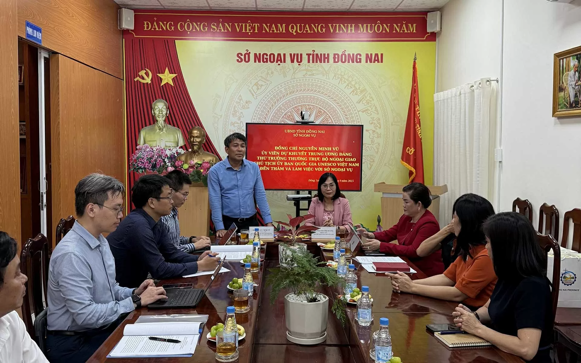 Standing Deputy Minister of Foreign Affairs Nguyen Minh Vu visits and works with Dong Nai province's Department of Foreign Affairs