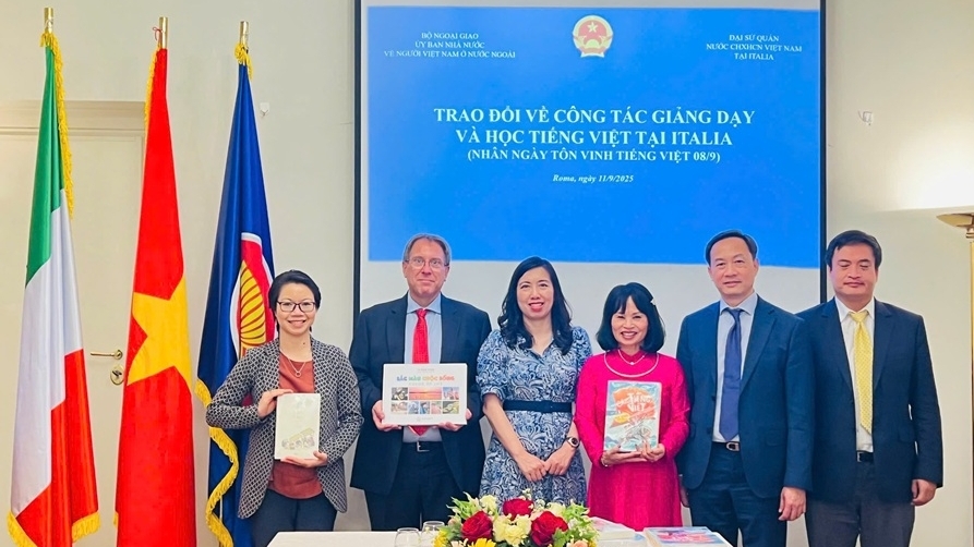 Deputy FM Le Thi Thu Hang meets with representatives of Italian universities and the overseas Vietnamese community