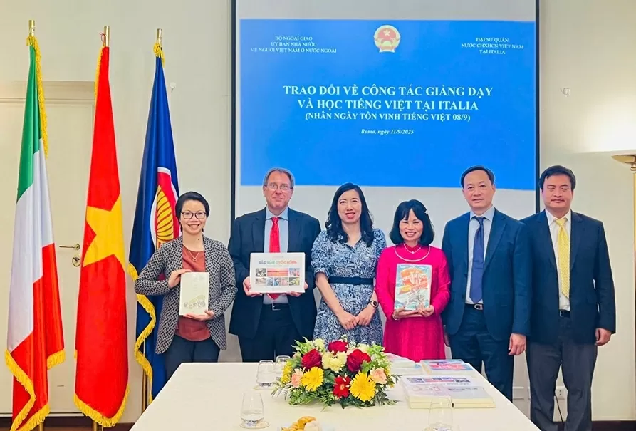 Deputy FM Le Thi Thu Hang meets with representatives of Italian universities and the overseas Vietnamese community