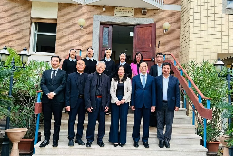 Deputy FM Le Thi Thu Hang meets with representatives of Italian universities and the overseas Vietnamese community