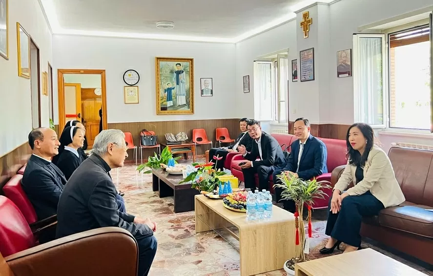 Deputy FM Le Thi Thu Hang meets with representatives of Italian universities and the overseas Vietnamese community