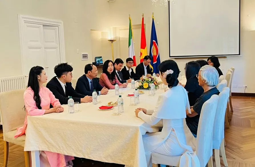 Deputy FM Le Thi Thu Hang meets with representatives of Italian universities and the overseas Vietnamese community