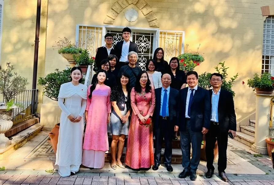 Deputy FM Le Thi Thu Hang meets with representatives of Italian universities and the overseas Vietnamese community