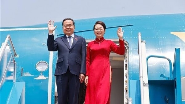 NA Chairman Tran Thanh Man and his spouse leave Hanoi for AIPA-46 and official visit to Malaysia