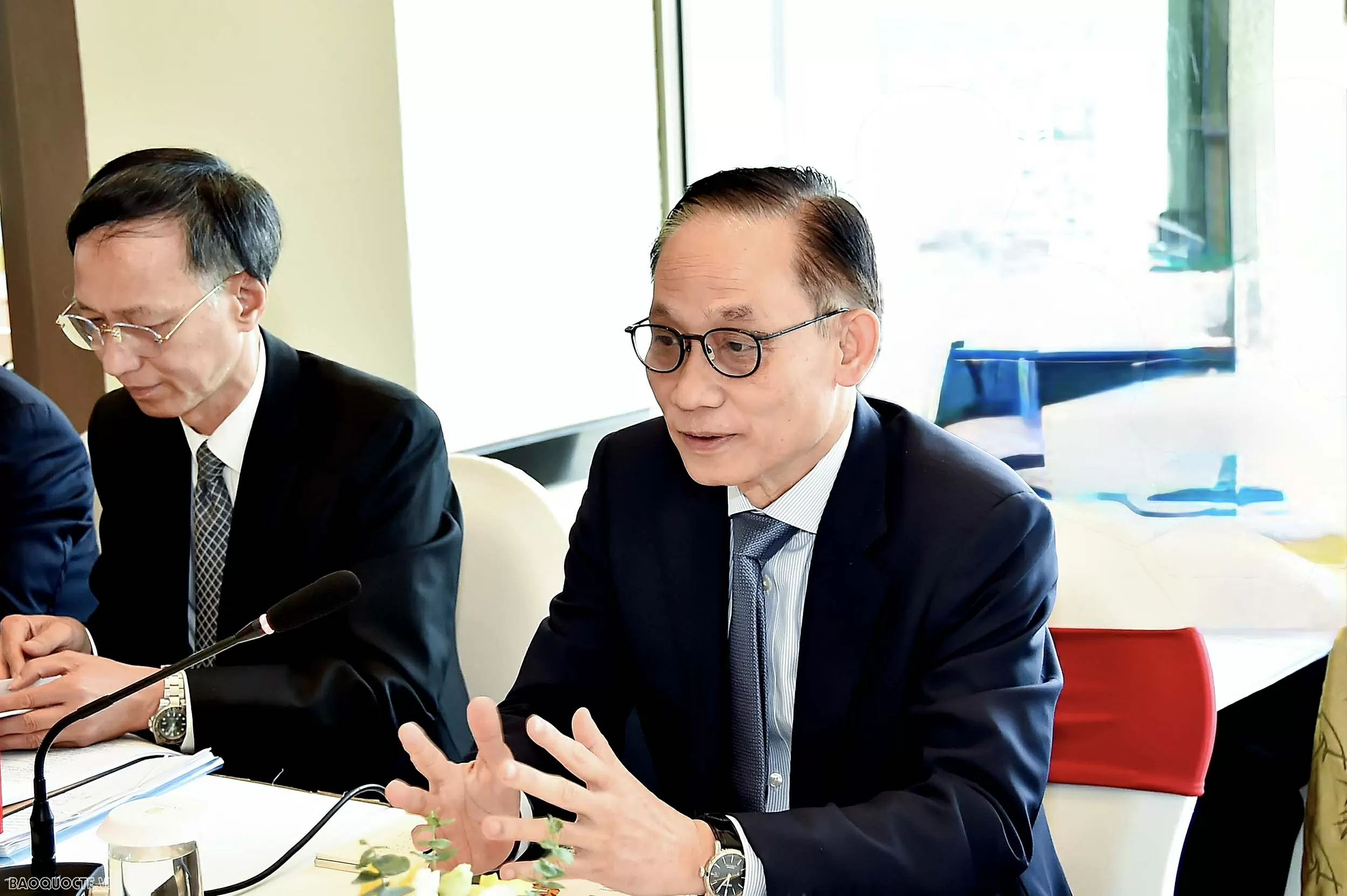 Acting FM Le Hoai Trung, Timor-Leste FM hold talks, share international integration experience