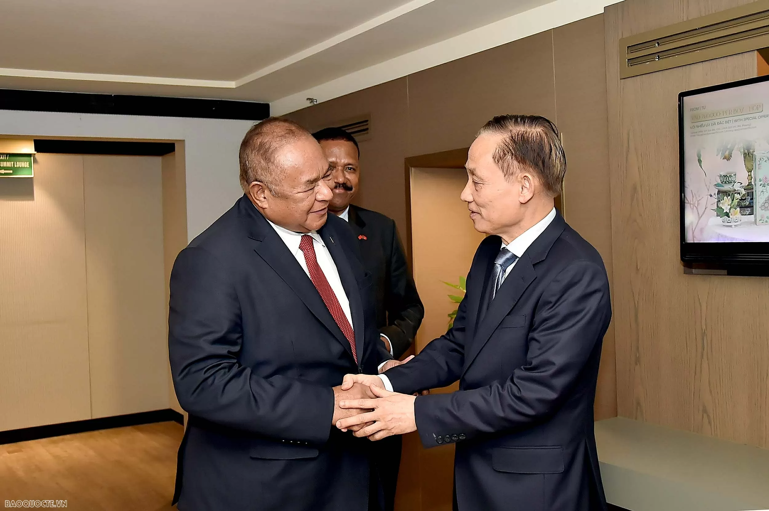 Acting FM Le Hoai Trung, Timor-Leste FM hold talks, share international integration experience